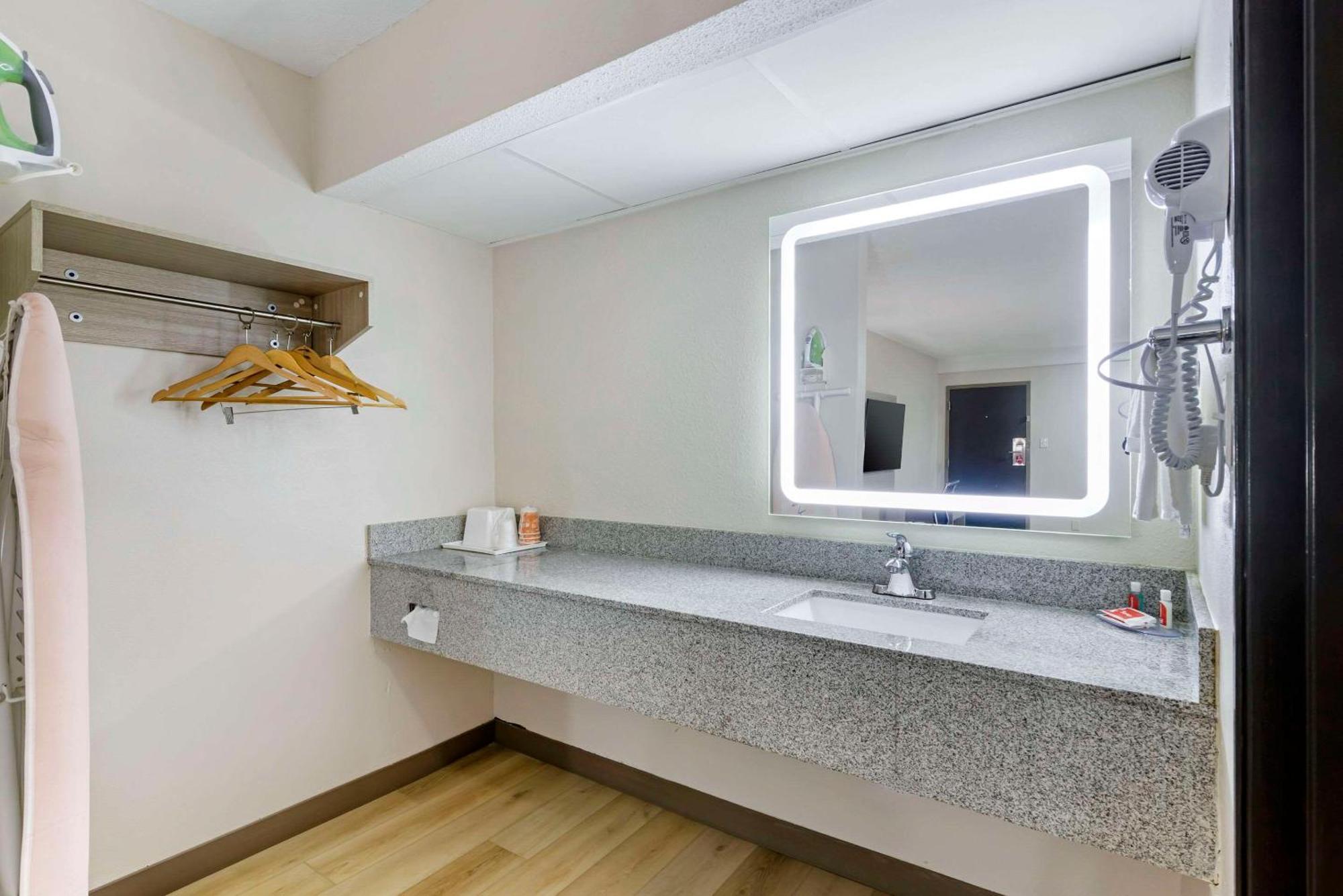 Econo Lodge Augusta, Downtown Экстерьер фото